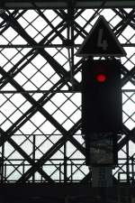 Ausfahrt und doch nicht - Glais 5 des Neustdter Bahnhofes ist mit einem  Halt  belegt, wogegen auf Gleis 4 der SBS17216 nach Knigsbrck Ausfahrt erhlt.