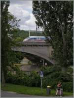 Geschwindigkeit auf drei Ebenen: Fernsehnturm, ICE und eine Luferin...