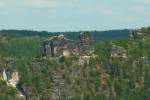 Dieser Felsen wird als Lokomotive bezeichnet und ist ein Kletterfelsen im Elbsandsteingebirge in der Schsischen Schweiz, gesehen von der Bastei. - 16.08.2005 (leider war der Akku leer und da hab ich zur Notlsung gegriffen)