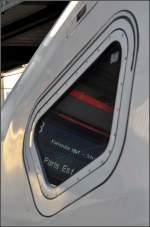 Der TGV nach Paris Est über Karlsruhe und Strasburg -    steht abfahrtsbereit im Stuttgarter Hbf.