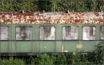 Motive am Rande einer Bahnfahrt -

Zugenagelte Fenster und ein rostiges Dach. Alter Personenwagen, abgestellt in Rottweil.

27.09.2014 (M)