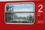 Im Fenster des abgestellten Zuges auf dem Bahnhof Pasewalk hängt das Schild mit dem Hinweis „Ersatzzug“.