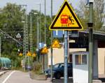 Vor ein paar Jahren gab es noch einen Gewinnspiel-Fernsehsender wo man dieses Bild vielleicht eingeblendet hätte mit der Aufgabe alle gelben Schilder zu zählen und dann anzurufen. Gesehen in Crailsheim 23.08.2015