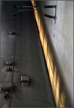 Bis an die Grenzen der Bahnfotografie -

Blick von oben auf das Dach einer S-Bahn der Baureihe 420. Rechts auf der Betonwand der Schatten des Zuges und die Lichtreflexion seiner Fenster. Aufgenommen im Bahnhof Filderstadt, der Endstation der Stuttgarter S-Bahnlinie S2. 

Eine (schlechter) bearbeitete Version wurde vor Jahren hier schon mal abgelehnt. Jetzt habe ich mir die Aufnahme nochmals neu vorgenommen.

12.05.2012 (M)