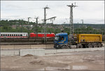 . Bahn-Baustellen-Verkehr -

Ein LKW mit Erdaushub der Bahnhofbaustellen auf der Logistik-Schnellstraße vom Stuttgarter Hauptbahnhof zum Nordbahnhof. Dort werden die gelben Behälter auf Güterwagen umgesetzt.

13.06.2016 (M)