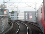 „Abendrausch“ könnte man dieses Bild nennen. Na ja, muss nicht gefallen. Es zeigt 101 080 auf der langen Brücke mit Kurve zum Berliner Hbf (tief). 28.06.2016