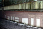 Temporäres Graffiti -

Die Fenster und Türen, aber auch die Bahn selber reflektieren durch das Sonnenlicht auf eine Betonwand an der S-Bahnstation Stuttgart-Sommerrain, einer Wand die gerne von Graffitisprayer genutzt wird. Der Blick durch die getönten Scheiben der Bahn führen zu dem dunklen Eindruck.

21.01.2017 (M)