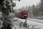 Bei starken Schneetreiben ist der Franken-Sachsen-Express, IRE 3087, Nrnberg-Dresden, im Freiberger Stadtwald unterwegs. 15.10.09