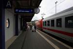 IC 2200 (Linie 35) von Köln Hbf bzw. RE 52200 von Leer(Ostfriesl) steht an seiner Endstation Norddeich Mole und wird in Kürze von 101 060-2 in die Abstellung des Bahnhofs Norddeich. Interessant ist die Spiegelung des  Bullauges  an einem Fenster des Bimdz 268.4. [24.7.2017 - 18:08 Uhr]