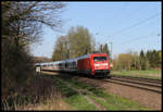 101143-6 hat hier am 10.4.2019 um 17.22 Uhr mit einem grüßenden Lokführer gerade Niedersachsen verlassen und fährt nun bei Tecklenburg in Nordrhein Westfalen auf der Rollbahn in