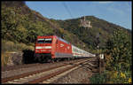 DB 101032-1 mit Preis Werbung fährt hier am 14.10.2003 an Burg Maus vorbei im Umleiterverkehr rechtsrheinisch um 15.44 Uhr in Richtung Koblenz.