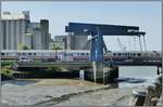 Ziehbrücke im Hafen von Husum mit dem IC nach Westerland (Sylt).