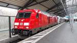 DB 245 027 hatte am 01.12.2019 ab Gotha Dienst am IC 2155 von Köln Hbf nach Gera Hbf. Hier steht der Zug beim planmäßigen Halt am Bahnsteig 10 in Erfurt Hbf.