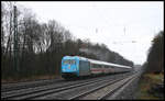 Mit einer langen Wasserfahne am Stromabnehmer kommt hier am 18.3.2007 um 11.46 Uhr die 101016 Unicef mit dem IC 2027 nach Passau durch den Bahnhof Natrup Hagen.