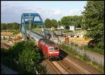 DB 120103-7 passiert hier am 27.8.2007 mit einem Intercity aus Berlin die Großbaustelle an der Kanalschleuse in Münster.