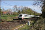 Steuerwagen voraus kommt hier am 15.4.2020 um 10.40 Uhr ein Intercity am Ortsrand von Hasbergen in Richtung Münster vorbei.