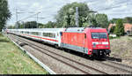 Nachschuss auf 101 145-1, letzte gebaute Lok ihrer Art, mit Zuglok 101 006-5 als umgeleiteter und ca. 30 Minuten verspäteter IC 1956 (Linie 51) von Leipzig Hbf nach Karlsruhe Hbf, der in Zscherben, Angersdorfer Straße, auf der Bahnstrecke Halle–Hann. Münden (KBS 590) fährt.
Grund für die Umleitung sind Gleiserneuerungen zwischen Weimar und Apolda vom 1.6. bis 6.9.2020.
[5.7.2020 | 14:16 Uhr]