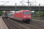 Ausfahrt am Abend des 18.07.2019 von der 101 029-7 mit ihrem InterCity von Gleis 4 aus dem Bahnhof von Hamburg Harburg in Richtung Maschen.