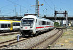 Bpmmbdzf mit Schublok 101 030-5, mit Werbung für die Bahn-BKK, als IC 2266 (Linie 60) von München Hbf nach Karlsruhe Hbf erreicht Pforzheim Hbf auf Gleis 4.