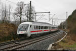 Bpmmbdzf <sup>286.1</sup> (61 80 80-91 130-7 D-DB) fährt mit Schublok 101 056-0 auf den Bahnhof Altenbeken zu.

🧰 DB Fernverkehr
🚝 IC 2155 (Linie 51) Köln Hbf–Gera Hbf [+10]
🕓 16.2.2022 | 12:12 Uhr