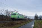 101 005-7 mit DEVK-Werbung am Intercity 2049 nach Leipzig (Nordbögge, 21.12.2022)