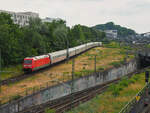 101 048 zieht den im Ziel angekommenen IC 145 von Berlin-Gesundbrunnen Richtung BW Rummelsburg.

Berlin, der 21.06.2023