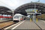 IC1 sind in Halle(Saale)Hbf sehr rar geworden. Eines Sonntagmorgens machte ich aber Bekanntschaft mit Bpmmbdzf <sup>286.1</sup> (61 80 80-91 126-5 D-DB) und Schublok 101 088-3 auf Gleis 9.

🧰 DB Fernverkehr
🚝 IC 2044 (Linie 55) Dresden Hbf–Stuttgart Hbf
🕓 7.5.2023 | 7:04 Uhr