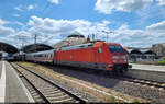 Als Ersatz für einen IC2 kam an Christi Himmelfahrt 101 100-6 zum Zug. Das freute nicht nur die Eisenbahnfreunde am Bahnsteigende, sondern auch den Tf, sodass seine Ausfahrt in Halle(Saale)Hbf auf Gleis 9 nicht zu überhören war.

🧰 DB Fernverkehr
🚝 IC 2440 (Linie 55) Dresden Hbf–Hannover Hbf
🕓 18.5.2023 | 13:09 Uhr