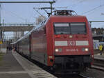 Hier ist die BR 101 090 9 mit dem Intercity 2013 nach Obersdorf in Bonn-Beuel auf Gleis 1 zu  sehen.