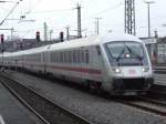 Ein IC (Steuerwagen), geschoben von 101 135-2, fhrt am 03.01.2008 im Dsseldorfer Hauptbahnhof aus Kln ein.