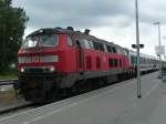 218 485 steht mit dem IC 1914 von Stralsund nach Heringsdorf(Usedom)im Zinnowitzer Bahnhof.