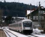 Schmt sich dieser Steuerwagen fr seinen Besitzer oder wieso will er das Logo abstreifen? 101 087-5 (ex Markolon) mit dem IC2270 Schwarzwald  St.Georgen(Schwarzw) 01.03.09