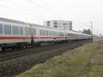 IC 2116 von Stuttgart Hbf nach Stralsund Hbf.(auch der Zug ist auf der Strecke zumhalten gekommen).Am 14.03.09 in Lampertheim.