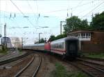 Eine etwas ulkige Wagenreihung am D 79709 Leipzig - Dresden: hinter der schiebenden 143er Lok luft ein fnfter IC-Wagen; Riesa, 08.05.2009  