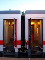 Zwei geffnete Tren zweier IC Wagen fr das Reinigungspersonal, die den IC 2213 fr die morgige Fahrt nach Stuttgart Hbf vorbereiten.