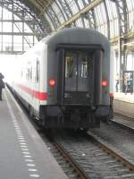 Der Schlusswagen von IC 144, der nach einer Fahrt von 8 1/2 Stunden im Bahnhof von Amsterdam angekommen ist.