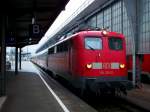 110 210 steht mit einigen IC-Wagen im Karlsruher Hauptbahnhof.