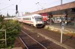 Ein IC fhrt bei Abendstimmung in Dsseldorf HBF ein.