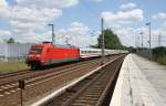27.5.2012 Ersatzzug IC 2505 / 101 027 auf dem Berliner Aussenring passiert S-Bahn Haltepunkt Mhlenbeck-Mnchmhle auf dem Weg nach Ostseebad Binz.