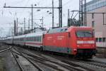 101 017-2 hinter Ausfahrendem IC in Dortmund 22.12.2012