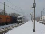 Ein auf Gleis 1 stehender Gterzug lies sich am 8.2.13 von einem IC nach (wahrscheinlich) Mnchen HBf berholen.