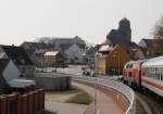 14.4.2013 Wolgast. IC 2427 nach Kln hat soeben die Peenebrcke berquert und erlaubt einen schnen Blick in die Stadt