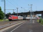 101 026 fhrt am Nachmittag des 12.07.13 mit einem IC aus dem Bahnhof Plochingen aus.