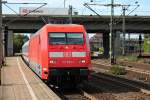 Durch Zufall trafen am 13.08.2014 die 101 065-1 mit ihren IC bei der Ausfahrt in Hamburg Harburg den DB Schenker LKW, der über den Bahnhof auf der Autobahn fuhr.