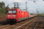 Nachschuss am 13.08.2014 auf 101 121-2, als sie mit einem InterCity aus dem Bahnhof von Harburg gen Süden fuhr.