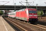 Ausfahrt von 101 038-8 am 13.08.2014 mit einem InterCity in Haburg gen Süden.