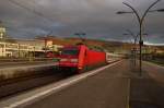 Auf Gleis 9 im Heidelberger Hbf steht die 101 003-2 mit einem sechs Wagen IC nach Karlsruhe.