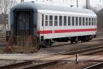 Ein einsamer abgestellter IC-Wagen abgestellt im Bahnhof Plattling am 27.02.2016