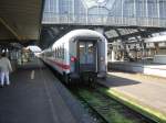 Der letzte Wagen Bimdz im EC 66 steht im Karlsruhe Hbf.