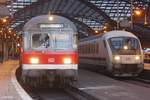 RE1 mit Karlsruher Steuerwagen und rechts IC Steuerwagen in Köln Hbf, am 10.12.2016.